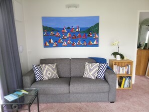 Smart TV, books, stereo - Quiet little batch just 5min walk from shops (Whitianga)