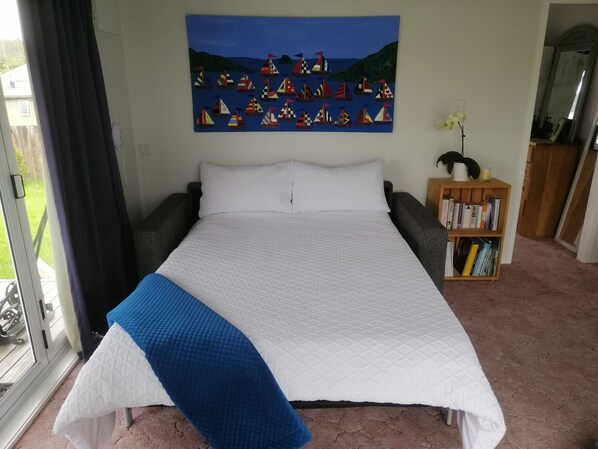 1 habitación, tabla de planchar con plancha y cuna de viaje 