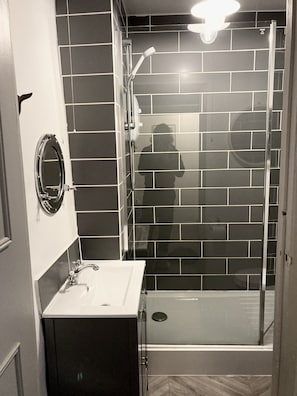 Apartment | Bathroom | Shower, hair dryer, towels