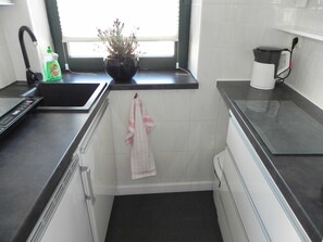 Kühlschrank, Mikrowelle, Wasserkocher mit Kaffee-/Teezubehör