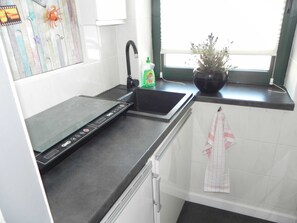 Refrigerador, microondas, cafetera y tetera y tetera eléctrica 