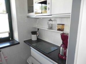 Køleskab, mikrobølgeovn, kaffe-/temaskine, elkedel