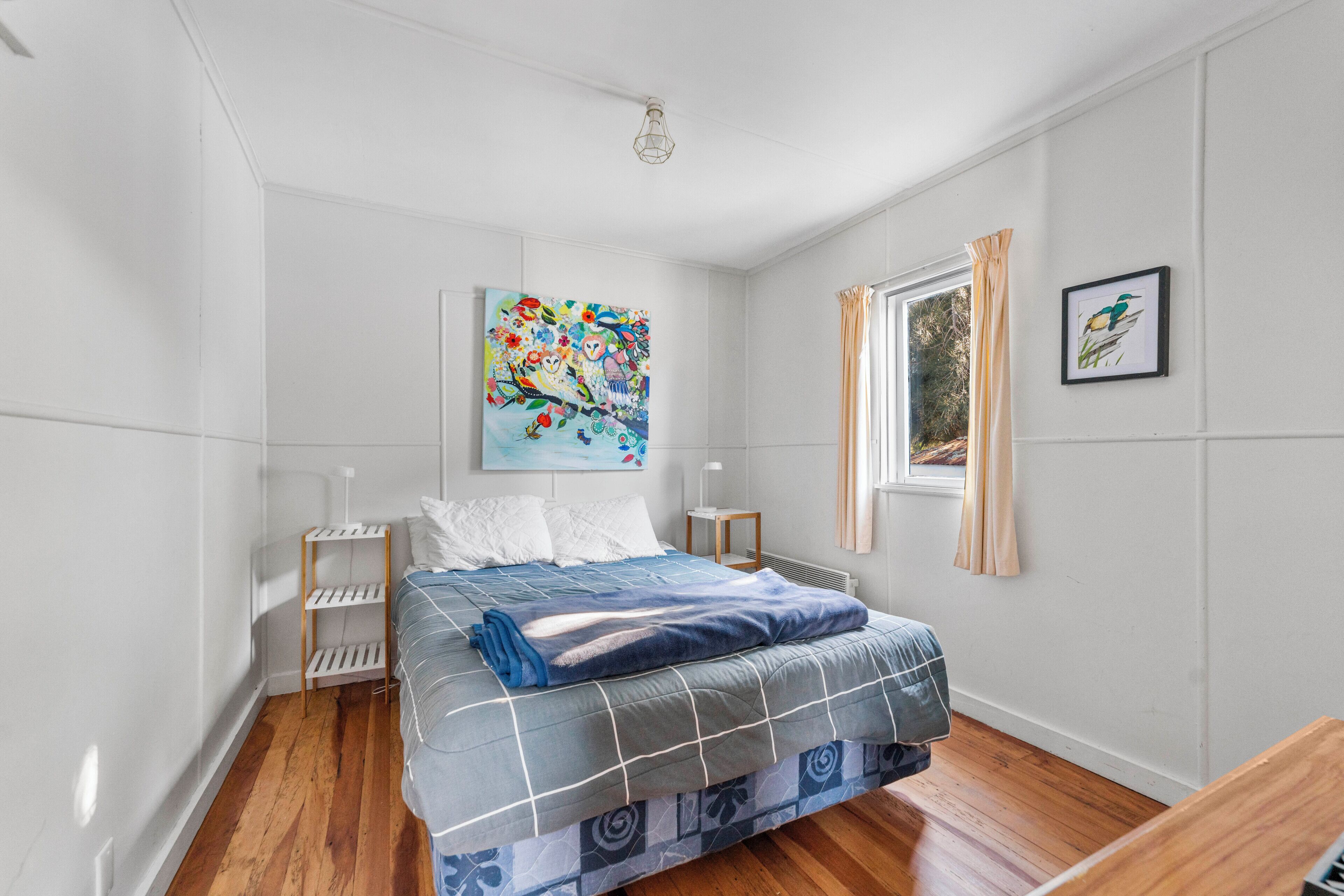 2 bedrooms, iron/ironing board, bed sheets