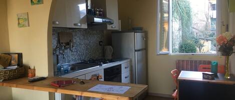 Refrigerador, horno, placa de cocina, cafetera/tetera