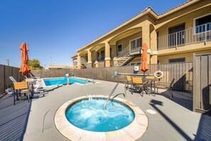 Utendørsbasseng og bassengparasoller