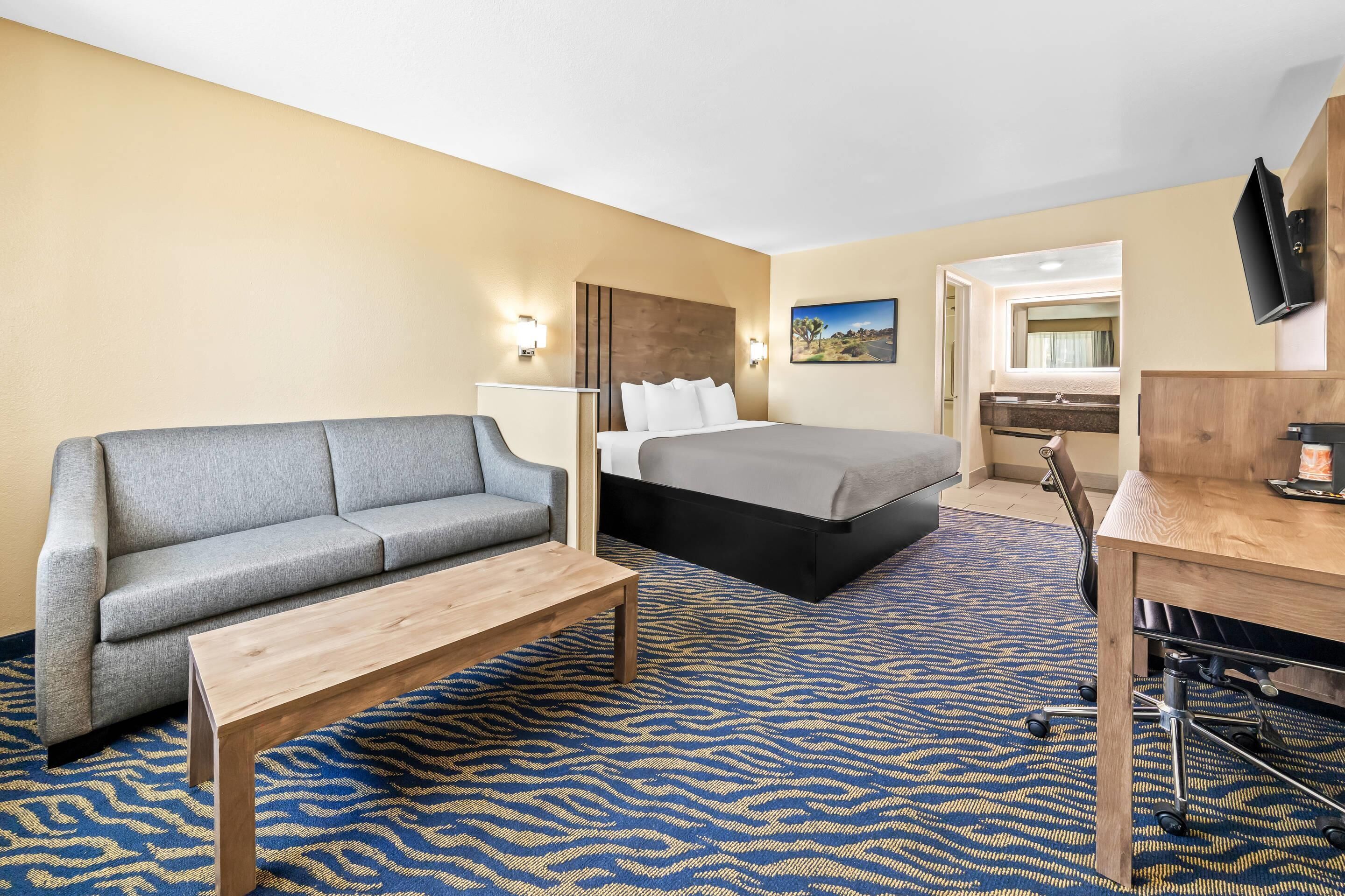 Suite, 1 King Bed with Sofa bed, Non Smoking | Premium bedding, desk, laptop workspace, soundproofing