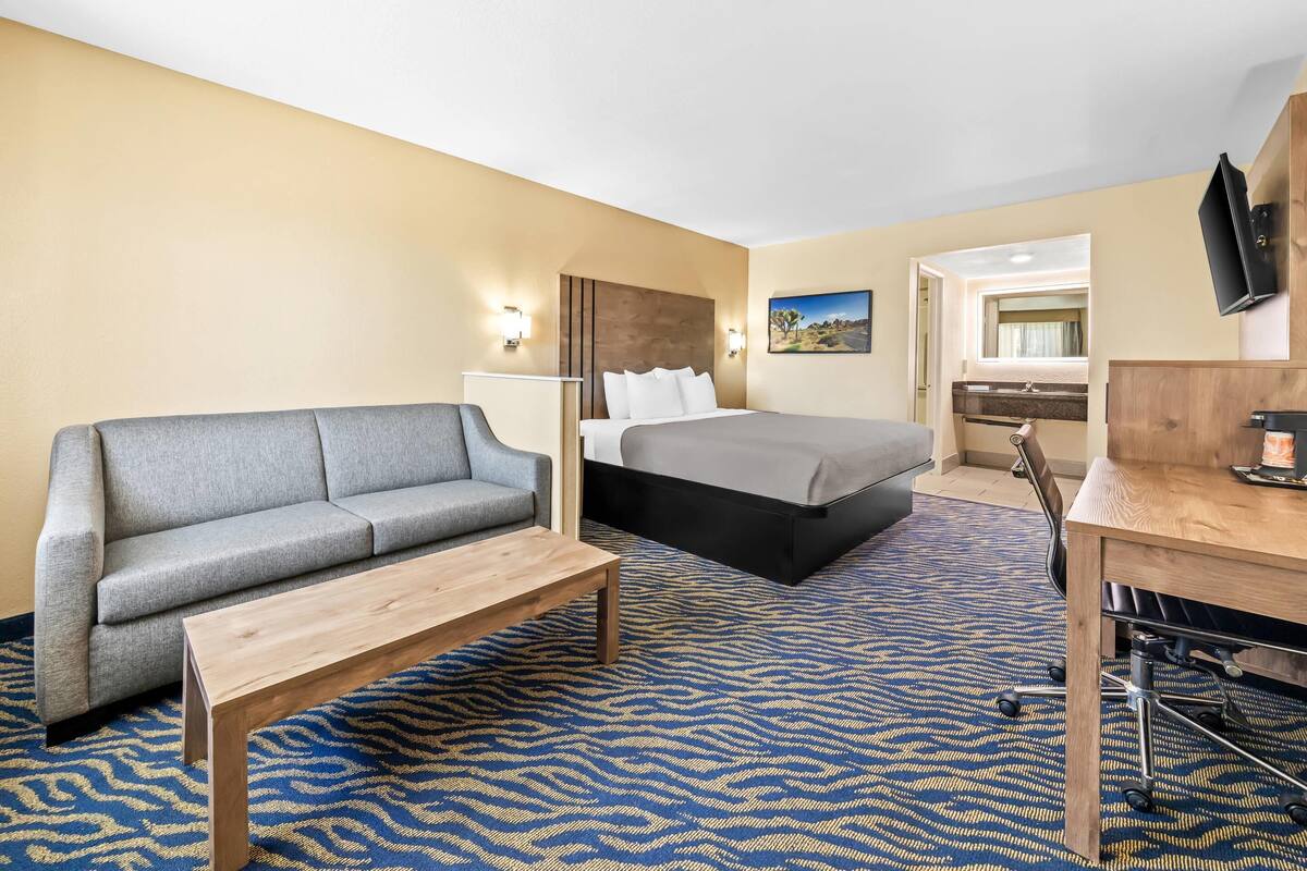 Suite, 1 King Bed with Sofa bed, Non Smoking | Premium bedding, desk, laptop workspace, soundproofing