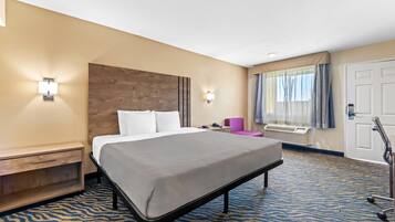 ルーム キングベッド 1 台 バリアフリー 禁煙 | 高級寝具、デスク、ノートパソコン用作業スペース、防音設備