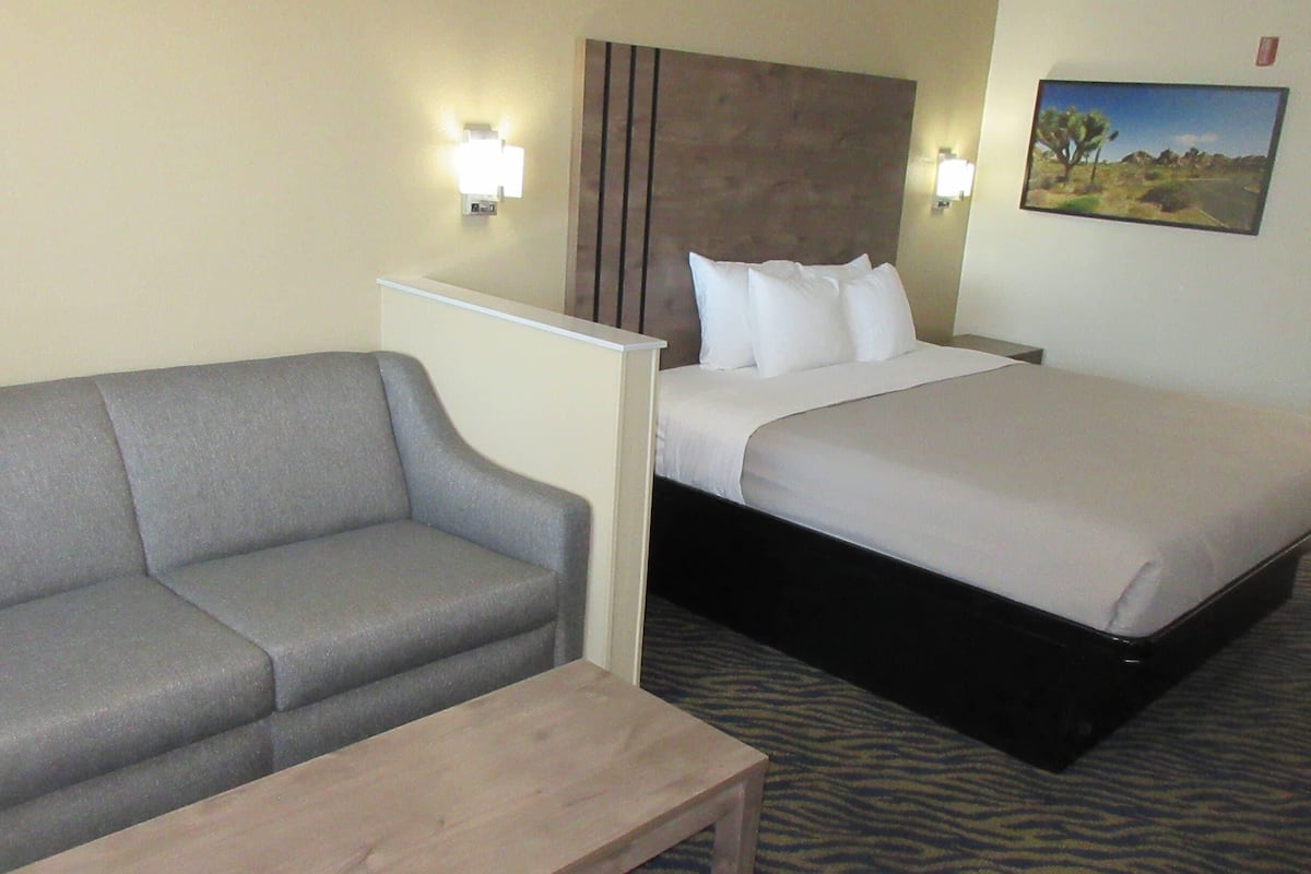 Suite, 1 Tempat Tidur King dengan tempat tidur Sofa, Bebas Asap Rokok | Seprai premium, meja kerja, ruang kerja ramah laptop, dan kedap suara