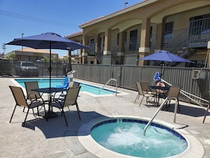 Piscine extérieure, accès possible de 9 h à 21 h, parasols