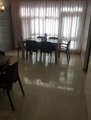 Restaurant - West Inn (Srinagar)