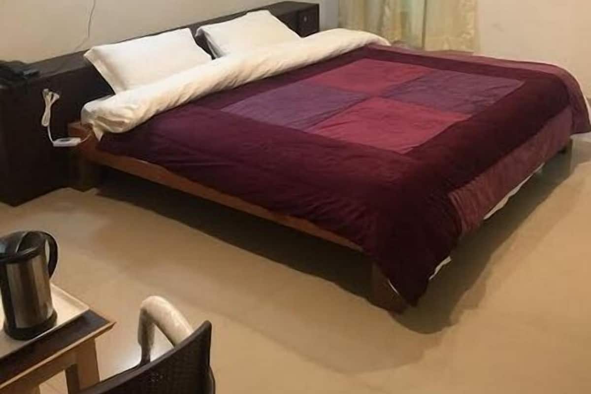 Deluxe Double Room, 1 King Bed | Blackout curtains, soundproofing, free WiFi, bed sheets