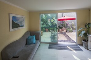 32 インチのテレビ (ケーブル放送視聴可)、Netflix、MP3 ドック