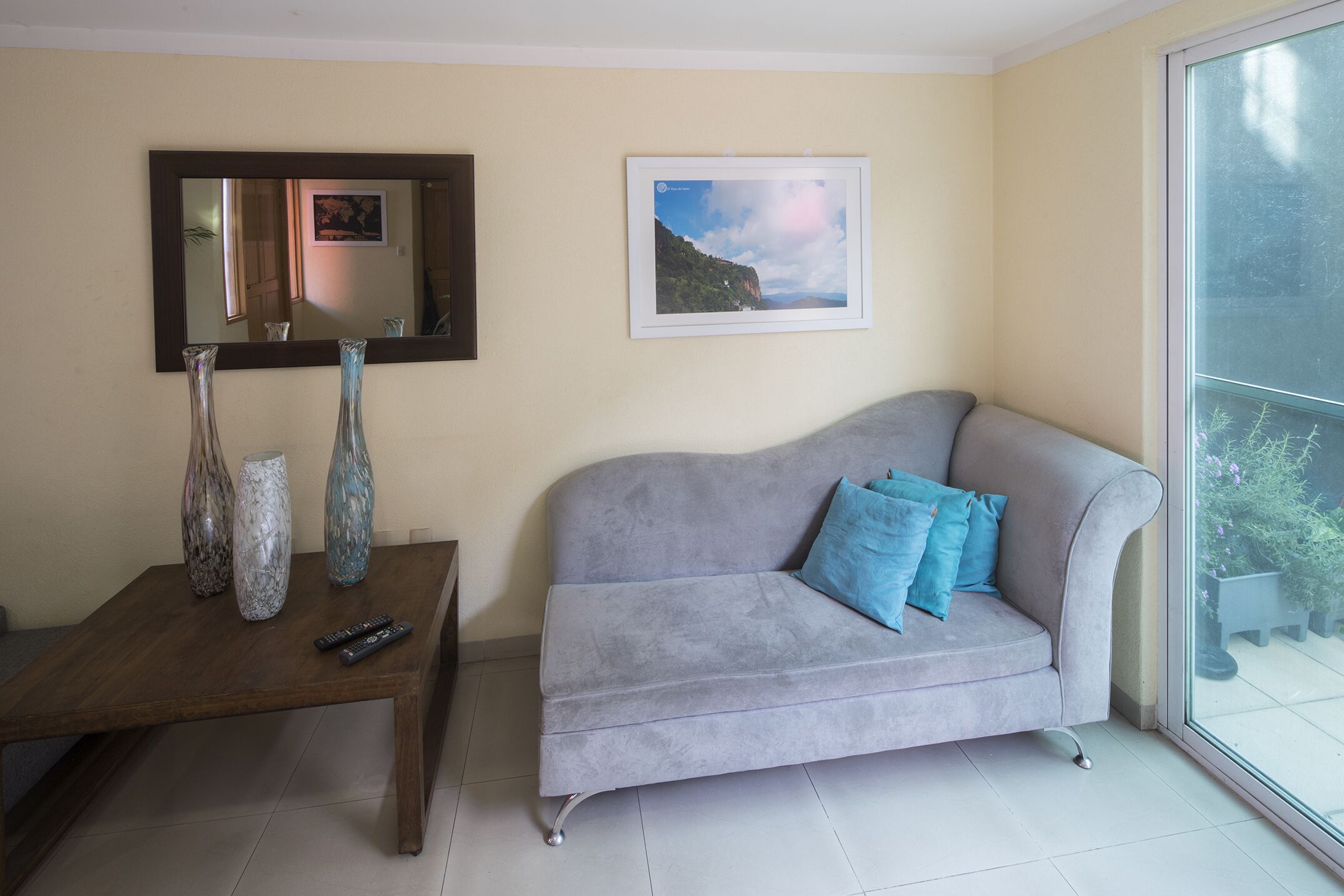 32-inch tv with cable channels, netflix, mp3 dock