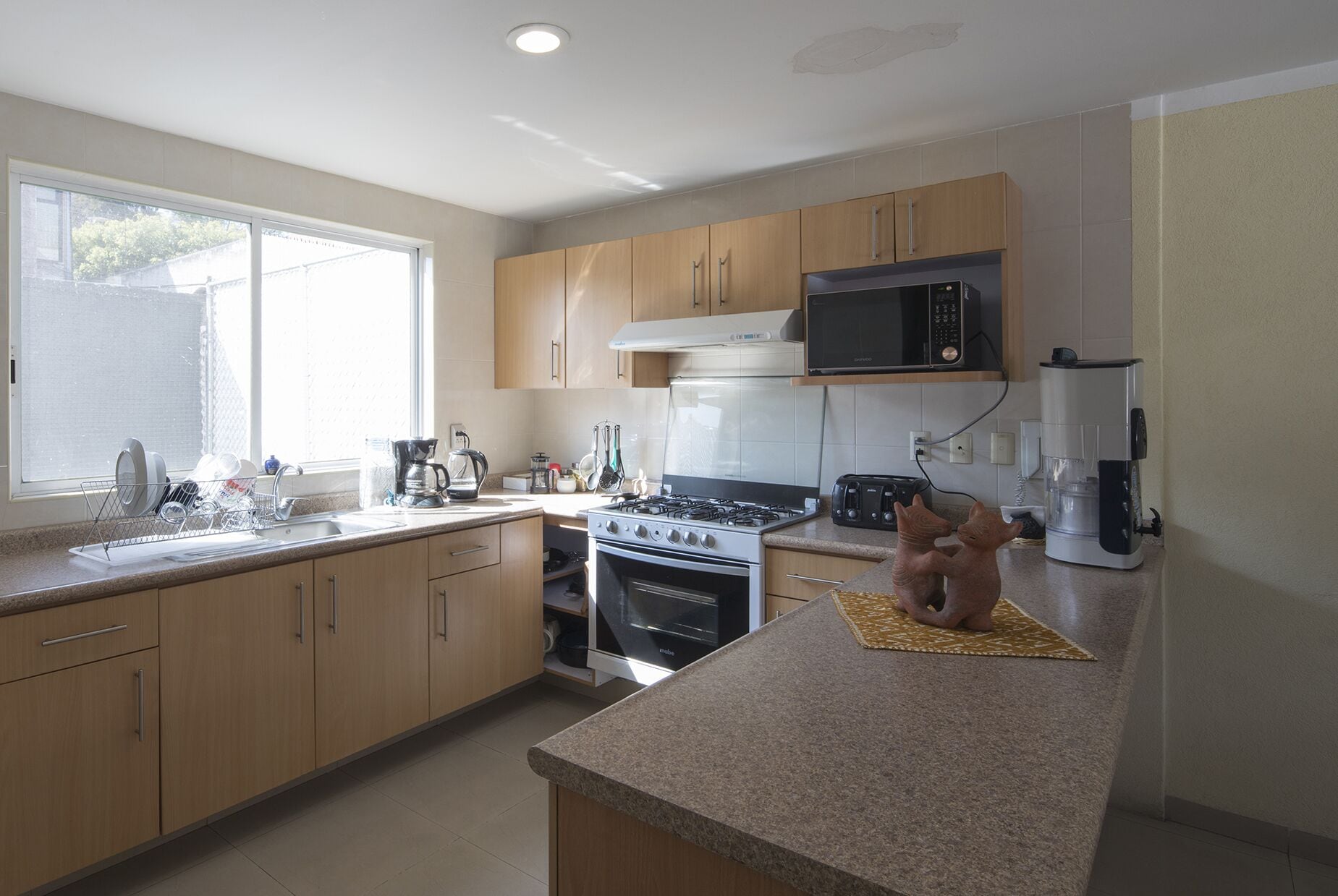 full-sized fridge, microwave, oven, stovetop