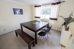 大型冷蔵庫、電子レンジ、オーブン、コンロ