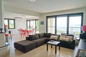 Televisión LED, chimenea, reproductor de DVD, libros