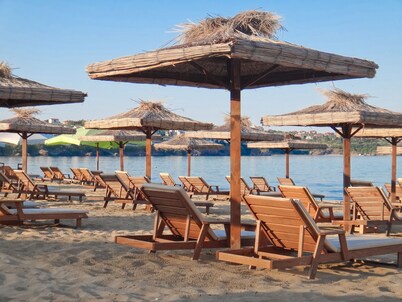 6 bedroom luxury villa in quiet area, with private pool near beaches