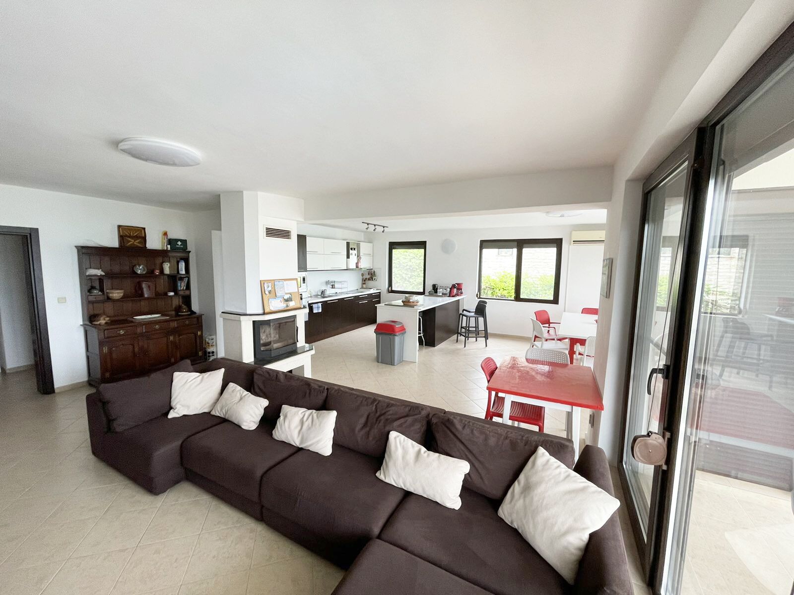 Télévision LED, cheminée, lecteur de DVD, livres