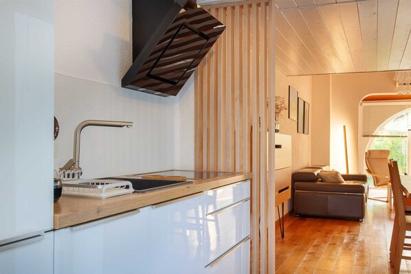 Fridge, oven, coffee/tea maker, toaster