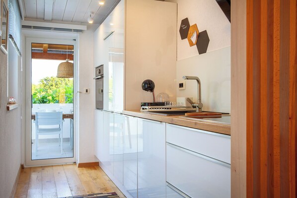 Køleskab, kogeplade, opvaskemaskine, kaffe-/temaskine