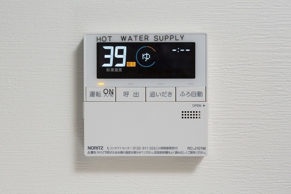 Bedienfeld für die Warmwasserversorgung mit digitaler Anzeige, die 39 Grad Celsius zeigt.