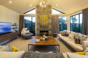 Smart TV, chimenea, Netflix, libros