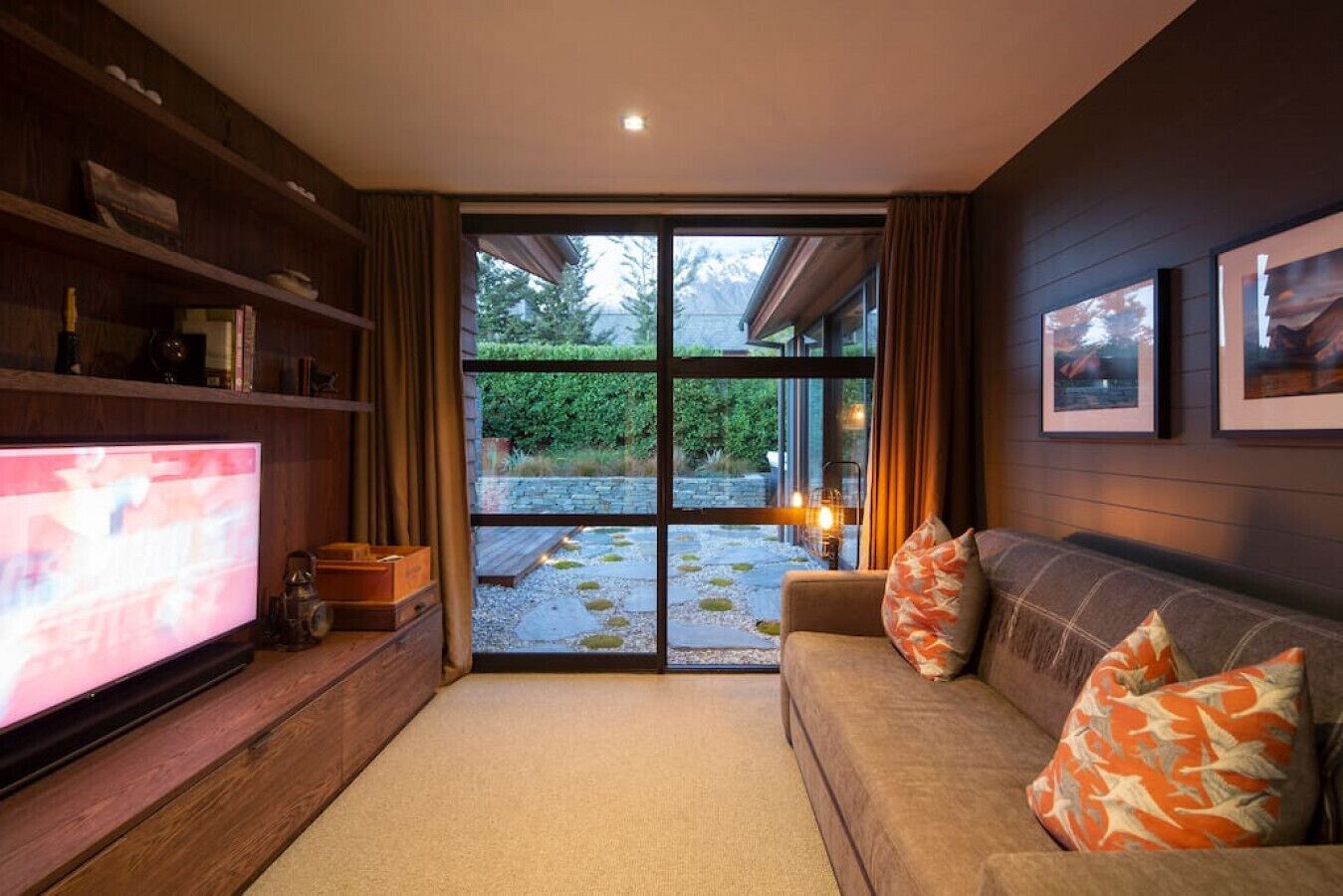 Smart TV, fireplace, Netflix, books