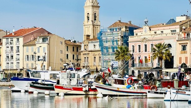 A marina with boats docked, a prominent tower, and buildings in the background. - Large country house with swimming pool, SPA, terrace, garden, WIFI access 5 min from Sanary  (Ollioules)