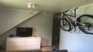 标准公寓, 多张床 | 客厅 | 平板电视