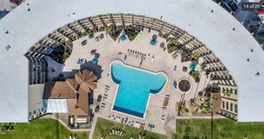 حمّام سباحة مُدفَّأ