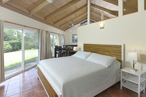 Peaceful & Private Studio - 12 Acre Hobby Organic Fruit Farm - Beach 10 minutes