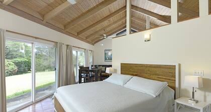 Peaceful & Private Studio - 12 Acre Hobby Organic Fruit Farm - Beach 10 minutes