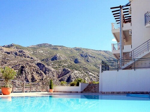 Stunning, fully refurbished apartment in small, exclusive complex with pool