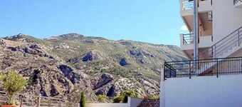 Stunning, fully refurbished apartment in small, exclusive complex with pool