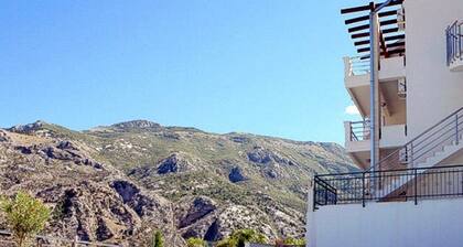 Stunning, fully refurbished apartment in small, exclusive complex with pool