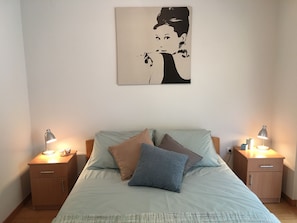 1 habitación, tabla de planchar con plancha, wifi gratis y ropa de cama