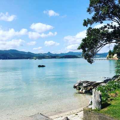Casa frente a la playa en la impresionante bahía privada