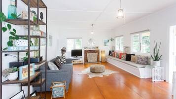 Smart-tv, dvd-spelare, böcker och en stereo