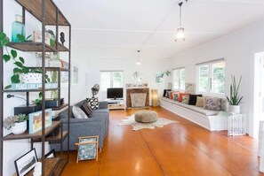 Smart TV, DVD player, books, stereo