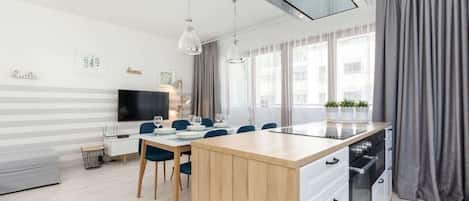 Jääkaappi, mikroaaltouuni, uuni, liesi