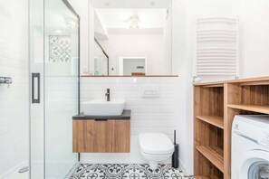 Shower, hair dryer, towels