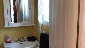 Yogi Bear Room | Bathroom - Lugar Feliz (Portugal Cove - St. Philips)