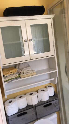 Yogi Bear Room | Bathroom | Towels