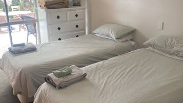 4 bedrooms, iron/ironing board, WiFi, bed sheets
