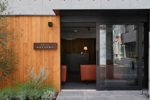 Property entrance - Hotel Arcsens (Tokyo)