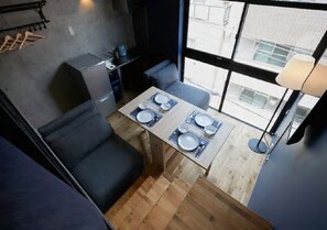 Escritorio, wifi gratis y ropa de cama