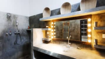 Douche, sĂšche-cheveux, serviettes fournies, savon