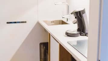 Frigorífico, placa de cocina, cafetera o tetera y tostadora