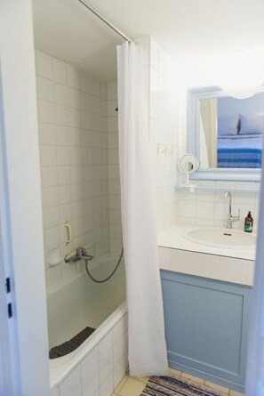 Baignoire, sèche-cheveux, serviettes fournies, savon